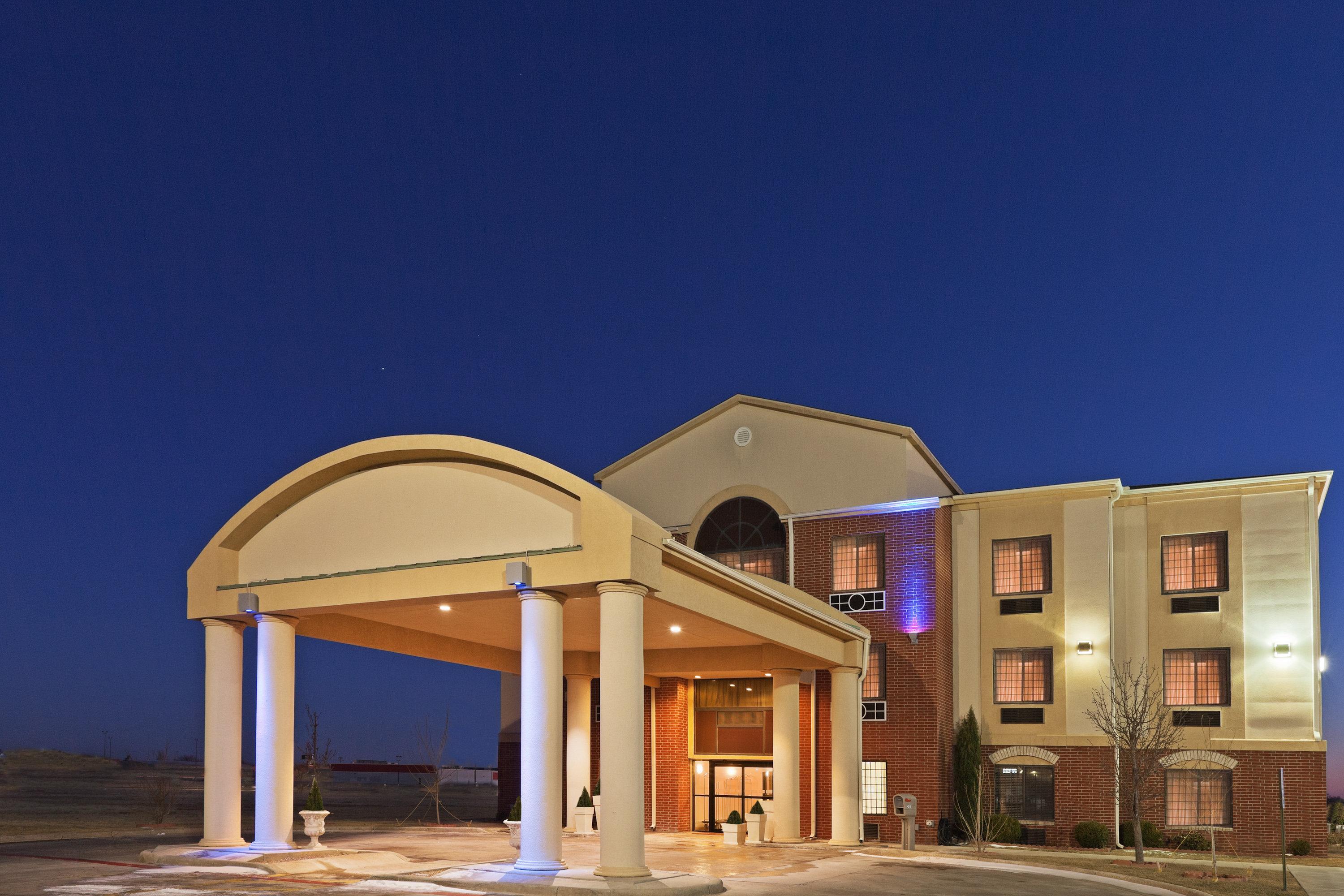Holiday Inn Express Hotel & Suites Plainview By Ihg Exterior photo